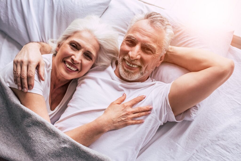 Couple de retraités heureux