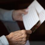 Mains âgées tenant un courrier administratif