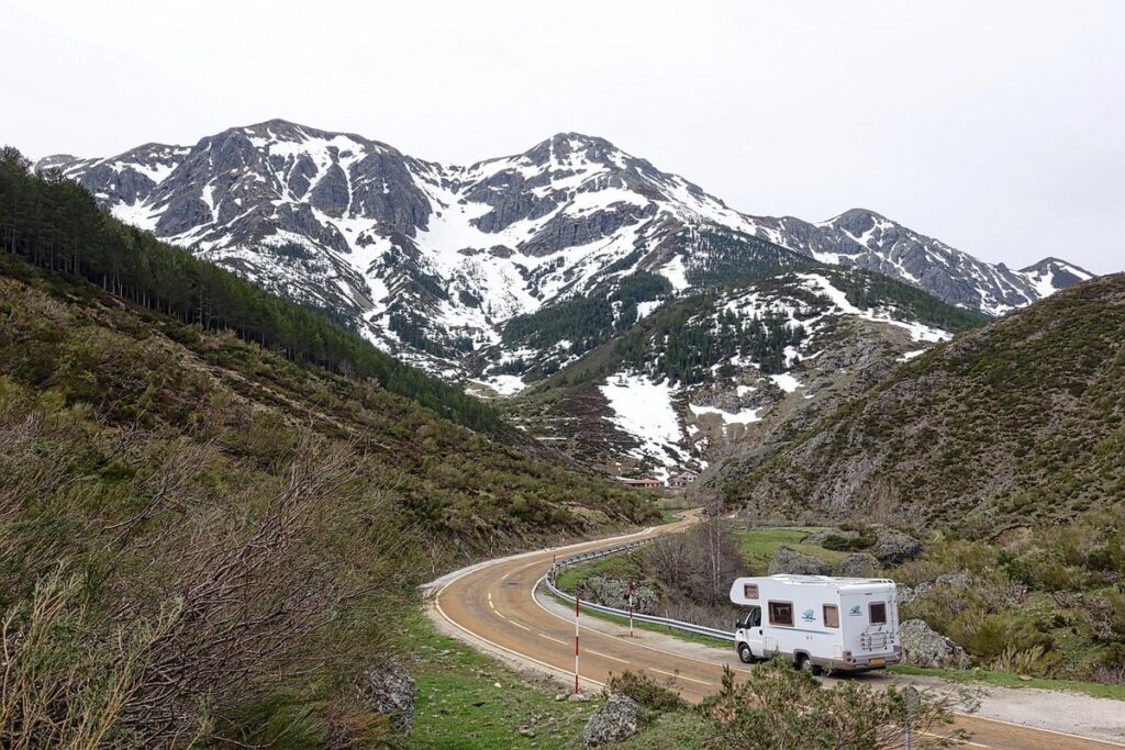 Acheter un camping-car d'occasion à la retraite : le guide pratique