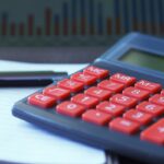 Calculatrice posée sur un tableau de chiffres